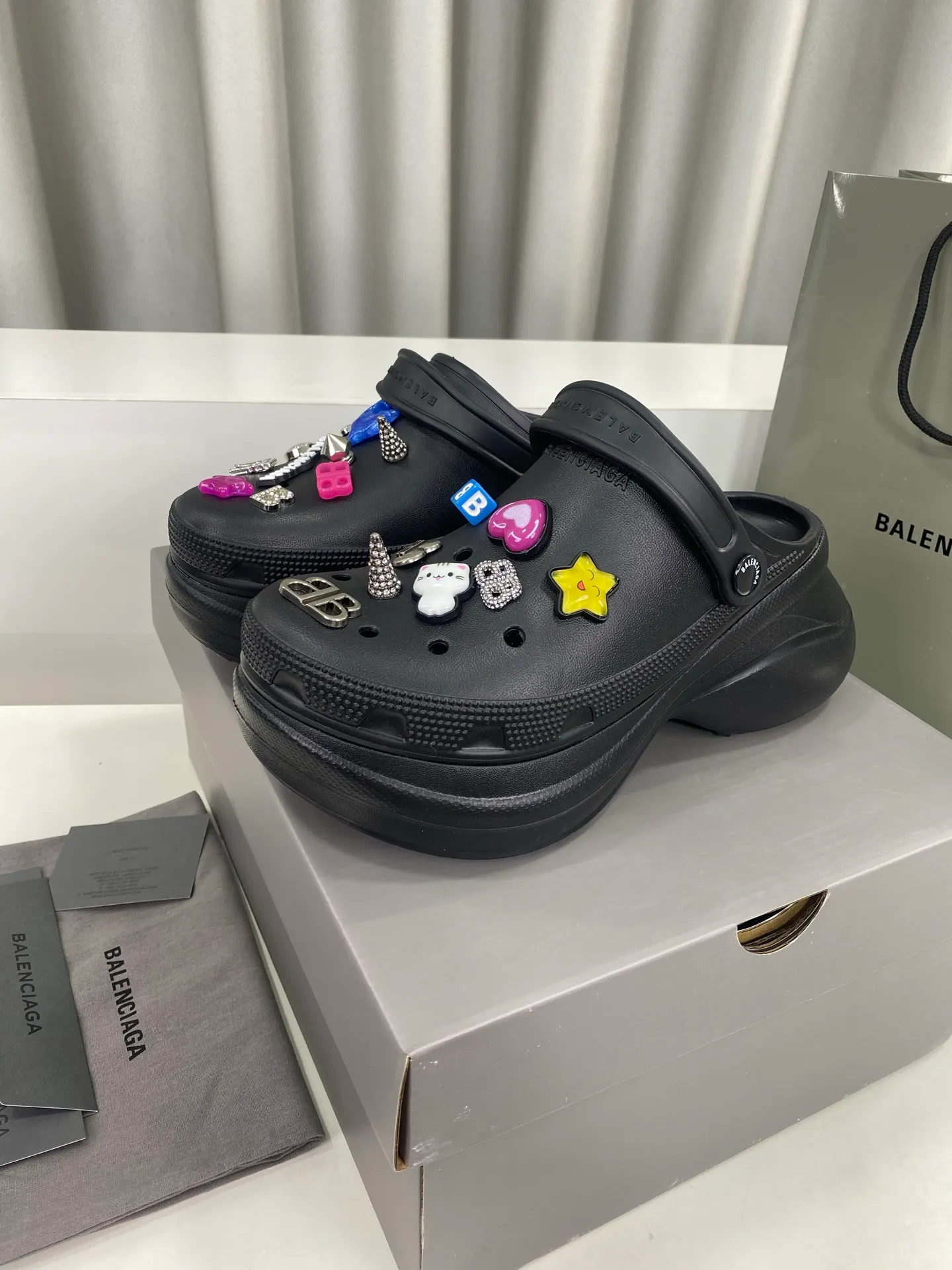 💕💕Factory direct selling price p560💕💕 Men’s and women’s Balenciaga x Crocs co-branded Crocs‼ ️ Balenciaga x Crocs' latest spring and summer couple's Crocs, a new dark horse item for spring 25, fashion bloggers at home and abroad have put on foot shows, popular on social platforms at home and abroad, fashionistas must buy, various Balenciaga element hardware buckle DIY highly brand-recognizable, heavy investment in mold making, ingenious craftsmanship, accurate restoration of every detail, original molded EVA rubber and plastic one-piece outsole, super light on the foot, 6cm outsole height, a proper heightening artifact Original complete package Size: 35-45
